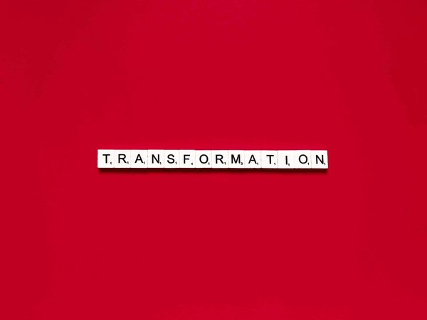 Quelles astuces pour transformer un petit balcon en jardin suspendu pour aromates?